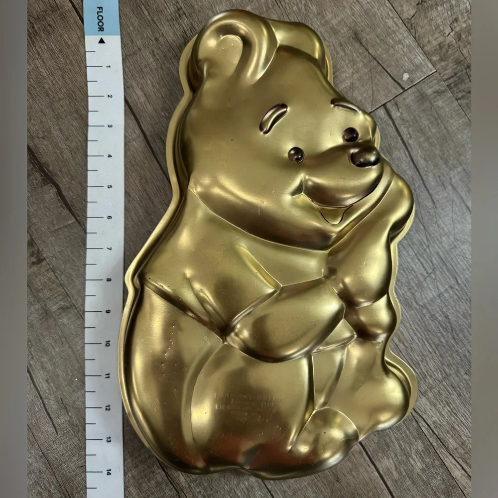 Vintage Winnie the Pooh Cake Pan Gold Aluminum Wilton Character‎ Mold